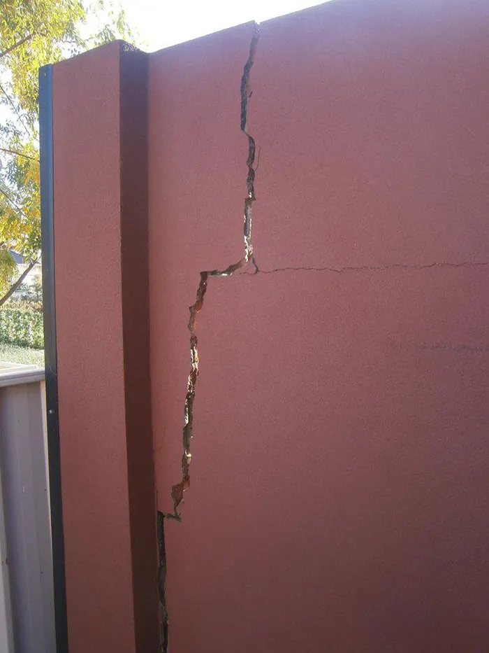 Cracked boundary wall before repair