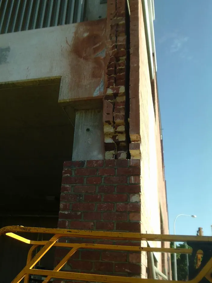 Securing a heritage facade to a new building